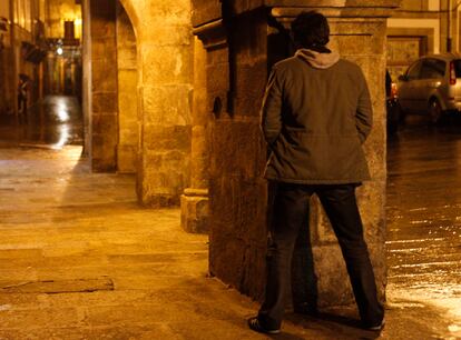 Un joven orina en una calle de la zona monumental de Santiago.