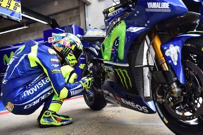 Rossi se prepara para salir a la pista, este viernes en Le Mans.