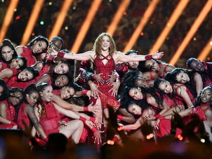 Un momento de la actuación de Shakira, que apareció vestida con un traje rojo de lentejuelas de Peter Dundas y junto a una treintena de bailarines.