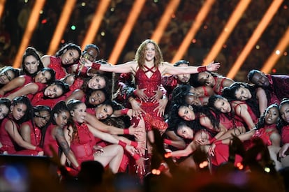 Un momento de la actuación de Shakira, que apareció vestida con un traje rojo de lentejuelas de Peter Dundas y junto a una treintena de bailarines.