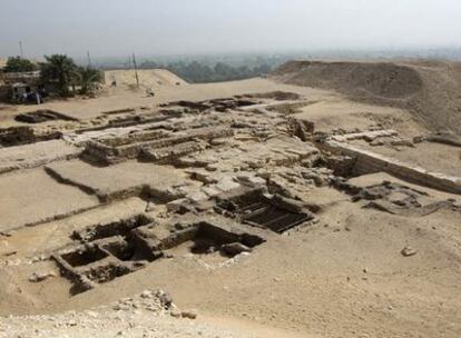 Restos de la pirámide del rey Menkauhor, de la V Dinastía. El monumento funerario del faraón, de 4.000 años de antigüedad, había quedado entrerrado bajo la arena de la necrópolis de Saqqara.