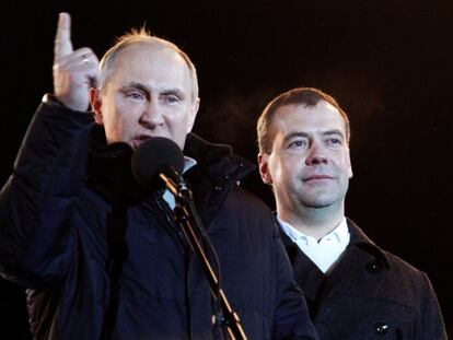 Vladimir Putin habla tras conocerse el resultado, junto a Dmitry Medvedev.