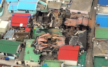 Vista aérea de varias casas destruidas por el ataque norcoreano a  la isla de Yeonpyeong, Corea del Sur.
