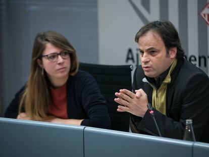 Los tenientes de alcalde Janet Sanz (Ecologia, Urbanismo y Movilidad) y Jaume Asens (Derechios de la Ciudadania, Transparencia y Participacion)  