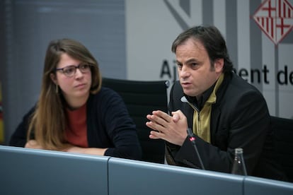 Los tenientes de alcalde Janet Sanz (Ecologia, Urbanismo y Movilidad) y Jaume Asens (Derechios de la Ciudadania, Transparencia y Participacion)  