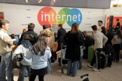 Pasajeros hacen cola para poder buscar alojamiento a través de internet, después de que sus vuelos se vieran cancelados, en el aeropuerto de Standsted, cerca de Londres (Reino Unido). EFE/Archivo