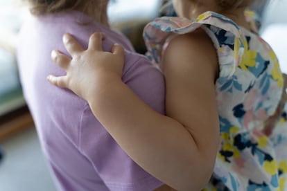 un bebé junto a su madre