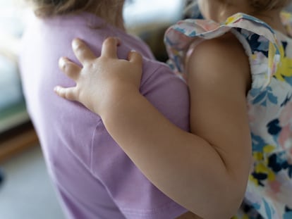 un bebé junto a su madre