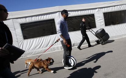 El británico Lewis Hamilton pasea con un monociclo eléctrico por el paddock, en unas jornadas de pruebas, en el circuito de Montmeló.