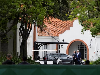 Javier Milei y Alberto Fernández, en la residencia presidencial de Olivos, en Buenos Aires, el 21 de noviembre.