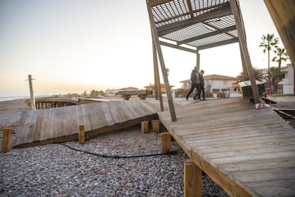 El mar volvió a levantar y descabalgar de sus pilotes a la pasarela de madera de Casablanca, la playa de la localidad castellonense de Almenara, como en algún temporal anterior. El miércoles, el paseo marítimo mostraba este aspecto.