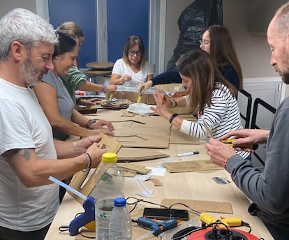 Miembros de la comparsa Los Chinchetas de Meicende, durante el proceso de elaboración de los disfraces, en una imagen cedida.