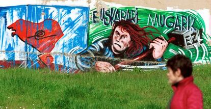 Mural en una calle de Pamplona, hoy desaparecido, con el lema “No pongáis fronteras al euskera”.