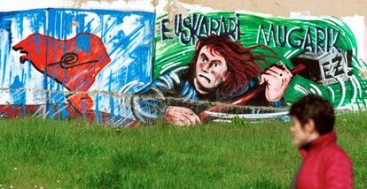 Mural en una calle de Pamplona, hoy desaparecido, con el lema &ldquo;No pong&aacute;is fronteras al euskera&rdquo;. 