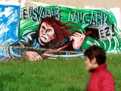 Mural en una calle de Pamplona, hoy desaparecido, con el lema &ldquo;No pong&aacute;is fronteras al euskera&rdquo;. 