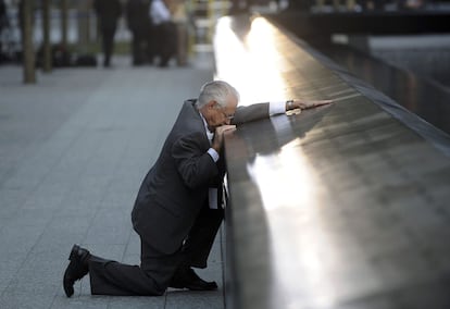 Robert Peraza llora en el World Trade Center a su hijo David, que murió hace 10 años en los atentados del 11 de septiembre.