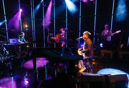 Pablo López y su banda ensayando unos momentos antes de su concierto en el Teatro Rialto.