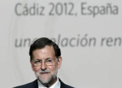 El presidente del Gobierno español, Mariano Rajoy,responde a una pregunta durante la comparecia conjunta ante los medios con el secretario general de la SEGIB, Enrique Iglesias, y el presidente panameño, Ricardo Martinelli en la conclusión de la XXII Cumbre Iberoamericana de Cádiz .