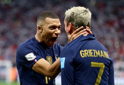 Kylian Mbappe y Aontoine Griezmann celebran el pase de Francia a las semifinales del Mundial de Qatar que le enfrentará a Marruecos.