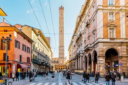 Calle céntrica de Boloña, la capital de Emilia Romagna, con la torre Asinelli, la más alta de la ciudad (97,6 metros), al fondo.