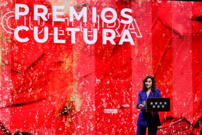 La presidenta de la Comunidad de Madrid, Isabel Díaz Ayuso, interviene en el acto de entrega la Medalla Internacional de las Artes al compositor Manuel Alejandro, este lunes.