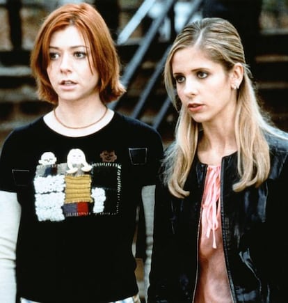 <p><strong>¿De qué va?</strong> Buffy parece una rubia alumna de instituto más, pero en realidad es la última de una estirpe de cazadoras cuya misión es luchar contra vampiros, demonios y cuantos engendros salgan de la boca del infierno, que es, oh casualidad, justo donde está ubicado su pueblo.</p> <p><strong>¿Por qué debería verla un hombre?</strong> Tras su fachada de producto de género, 'Buffy Cazavampiros' esconde una narración compleja sobre feminismo, madurez y dolor. Con muchos monstruos. Aquí las que serían víctimas en un relato clásico –adolescentes en apariencia ingenuas– son las heroínas, demostrando que la fuerza femenina es mucho más poderosa de lo que pensamos, ya sea a la hora de hacer frente a un vampiro o luchar contra el 'bullying', los abusos sexuales o asumir el lesbianismo en una sociedad intolerante. Chicas que exudan complejidad y desafían los clichés. </p> <p><strong>¿Qué más puedo ver si me ha gustado?</strong> 'Dollhouse y Xena: la princesa guerrera'.</p> <p> </p>