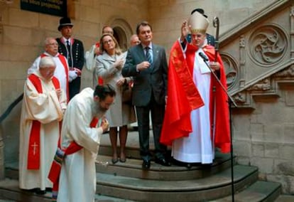 El presidente catalán Artur Mas en el Palau de la Generalitat junto a su esposa Helena Rakosnik y el arzobispo de Barcelona Lluís Martínez Sistach durante la ceremonía de bendición de las rosas.
