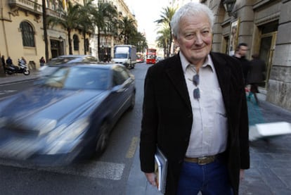 El profesor John Adams en la calle de las Barcas de Valencia.