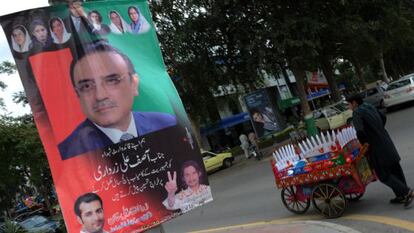 Un cartel del presidente Asif Ali Zardari en Islamabad.