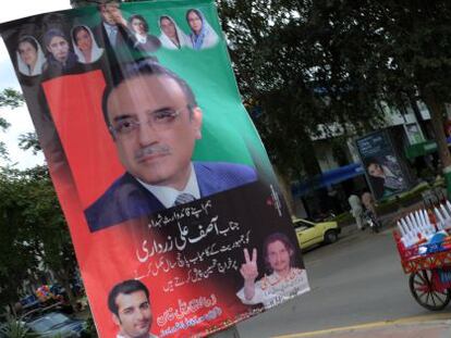 Un cartel del presidente Asif Ali Zardari en Islamabad.