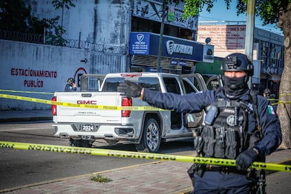 Un policía resguarda una camioneta abandonada por grupos armados en Culiacán, Sinaloa.