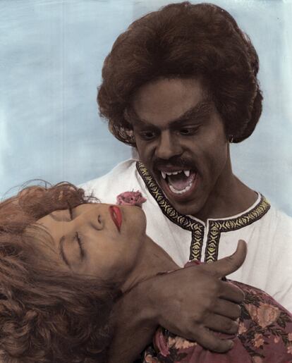 William Marshall y Pam Grier, dos iconos del movimiento 'blaxploitation' y de la representación negra en el cine, en la secuela '¡Grita, Blácula, grita!'.