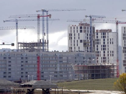 En la imagen, varios edificios de viviendas en construcci&oacute;n. EFE/Archivo