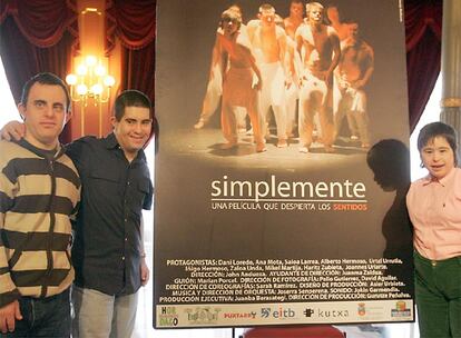 Mikel, Alberto y Ana, tres de los miembros de la compañía Despertar los Sentidos, en el Teatro Arriaga.