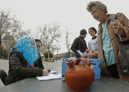 Una de las mesas de la votaci&oacute;n popular para opinar sobre el car&aacute;cter &iacute;ntegramente p&uacute;blico del Canal de Isabel II.