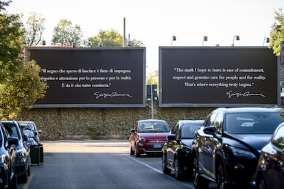 Dos carteles en el exterior de la vía Bergognone de Milán, donde se puede leer un mensaje de Giorgio Armani: "La huella que espero dejar es un compromiso, respeto y cuidado hacia las personas y la realidad. Ahí empieza todo"