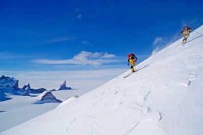 Los alpinistas Conrad Anker y Jon Krakauer esquiando en el monte Kubus, en la Tierra de la Reina Maud, en la Antártida.