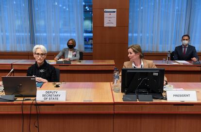 La subsecretaria de Estado, Wendy Sherman, con la presidenta del Comité de Política de Seguridad del Consejo de la UE, Delphine Pronk, este martes en Bruselas.