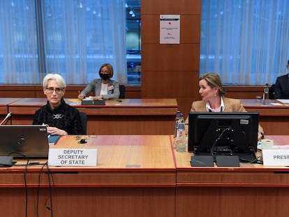 La subsecretaria de Estado, Wendy Sherman, con la presidenta del Comité de Política de Seguridad del Consejo de la UE, Delphine Pronk, este martes en Bruselas.