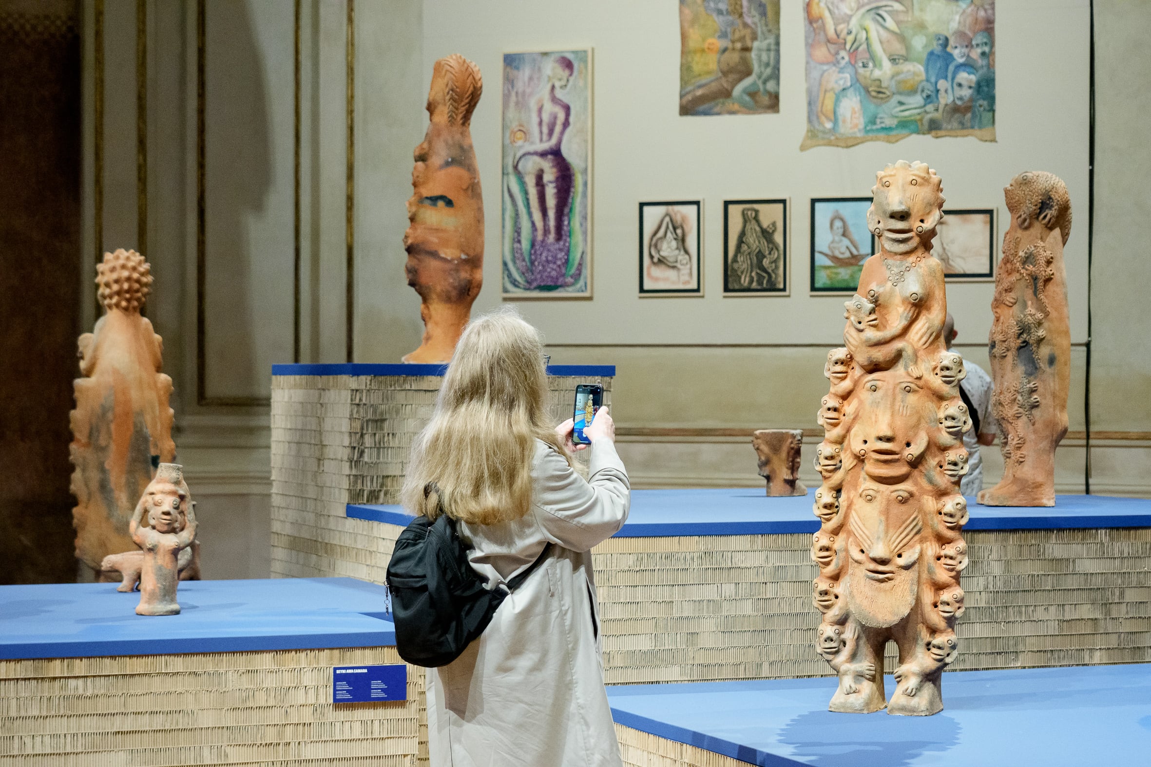 Figuras de terracota de Seyni Awa Camara, en la exposición central de la Bienal de Venecia, 'In Minor Keys'.