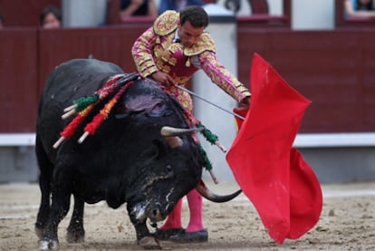 El diestro Antonio Ferrera, durante la faena al quinto toro de la tarde.