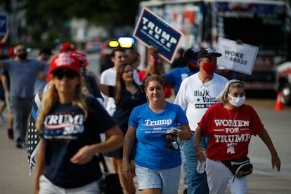 Partidarios de Donald Trump llegan para un evento de campaña, en Miami, este martes.