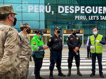 Personal de seguridad en el Aeropuerto Jorge Chávez, en Lima (Perú), en una imagen de archivo.