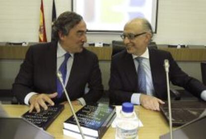 El presidente de la patronal CEOE, Juan Rosell, (izquierda) junto al ministro de Hacienda, Crist&oacute;bal Montoro, en diciembre de 2013.