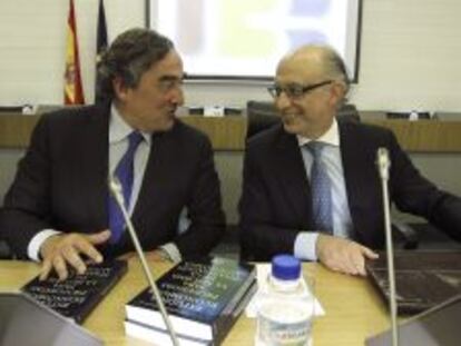 El presidente de la patronal CEOE, Juan Rosell, (izquierda) junto al ministro de Hacienda, Crist&oacute;bal Montoro, en diciembre de 2013.