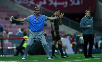 Tony Adams da instrucciones a sus futbolistas durante el partido que enfrent&oacute; al Granada contra el Celta.