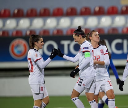 Jenni Hermoso (centro) celebra con Andrea Pereira (izquierda) y Patri Guijarro uno de sus cinco goles este jueves ante Azerbaiyán en Bakú.