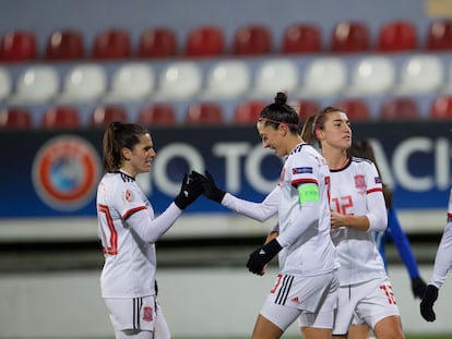 Jenni Hermoso (centro) celebra con Andrea Pereira (izquierda) y Patri Guijarro uno de sus cinco goles este jueves ante Azerbaiyán en Bakú.