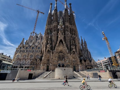 Los accesos de la Sagrada Familia completamente vacíos tras el cierre del templo por la pandemia del coronavirus.