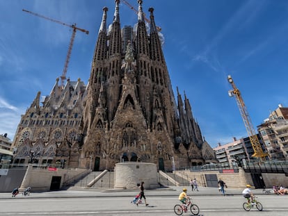 Los accesos de la Sagrada Familia completamente vacíos tras el cierre del templo por la pandemia del coronavirus.